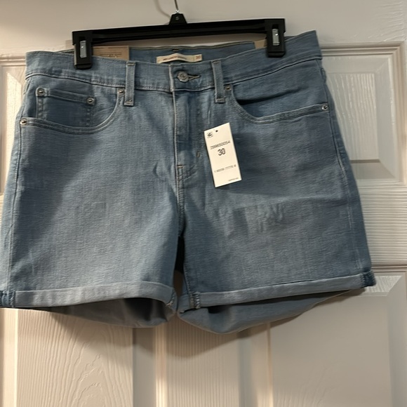 NWT Levi’s red tag lighter wash mid length Jean shorts size 30 - Picture 1 of 4